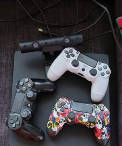 PlayStation 4 con juegos y controles
