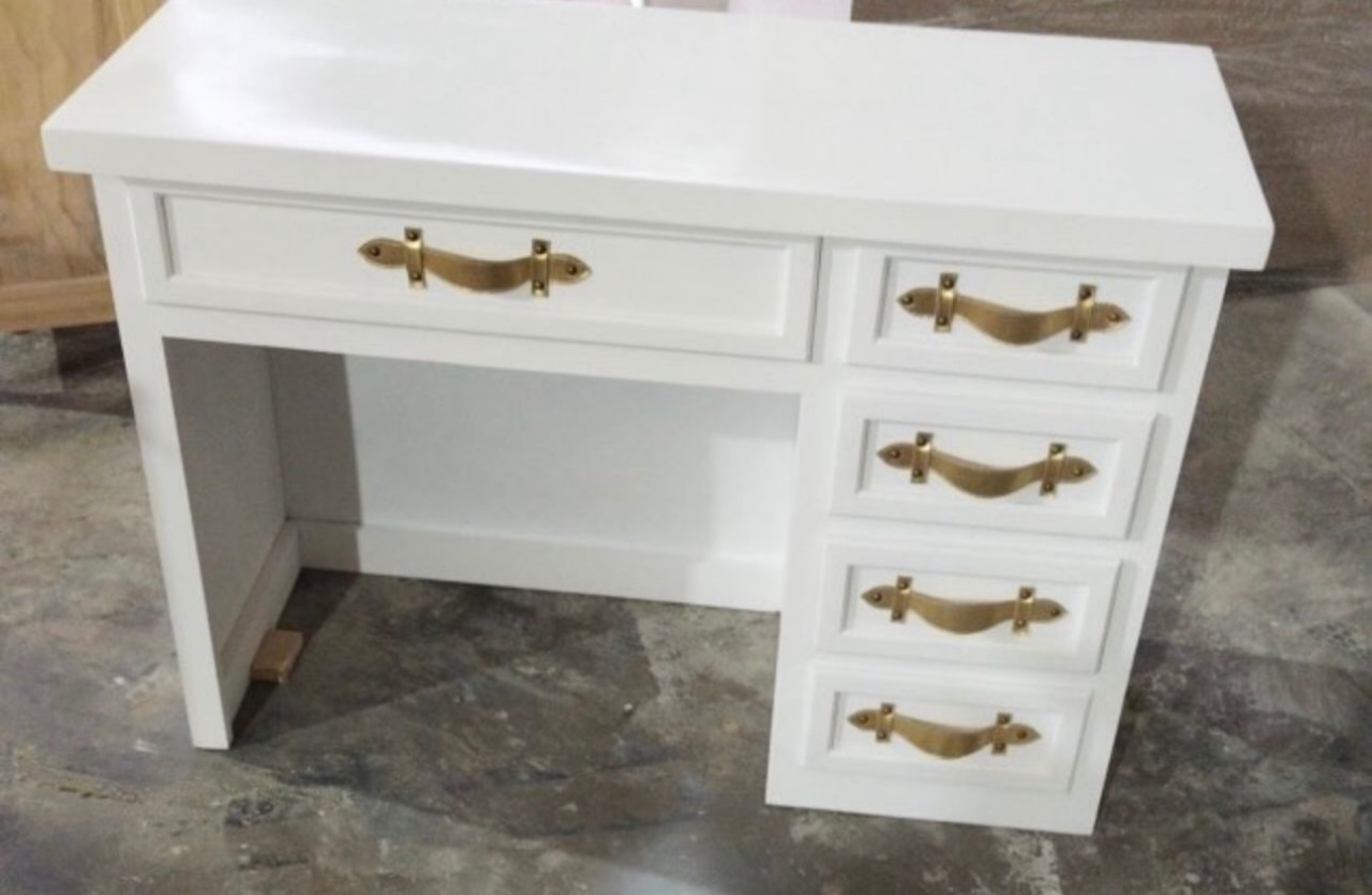 Escritorio con cajonera tiradores dorados