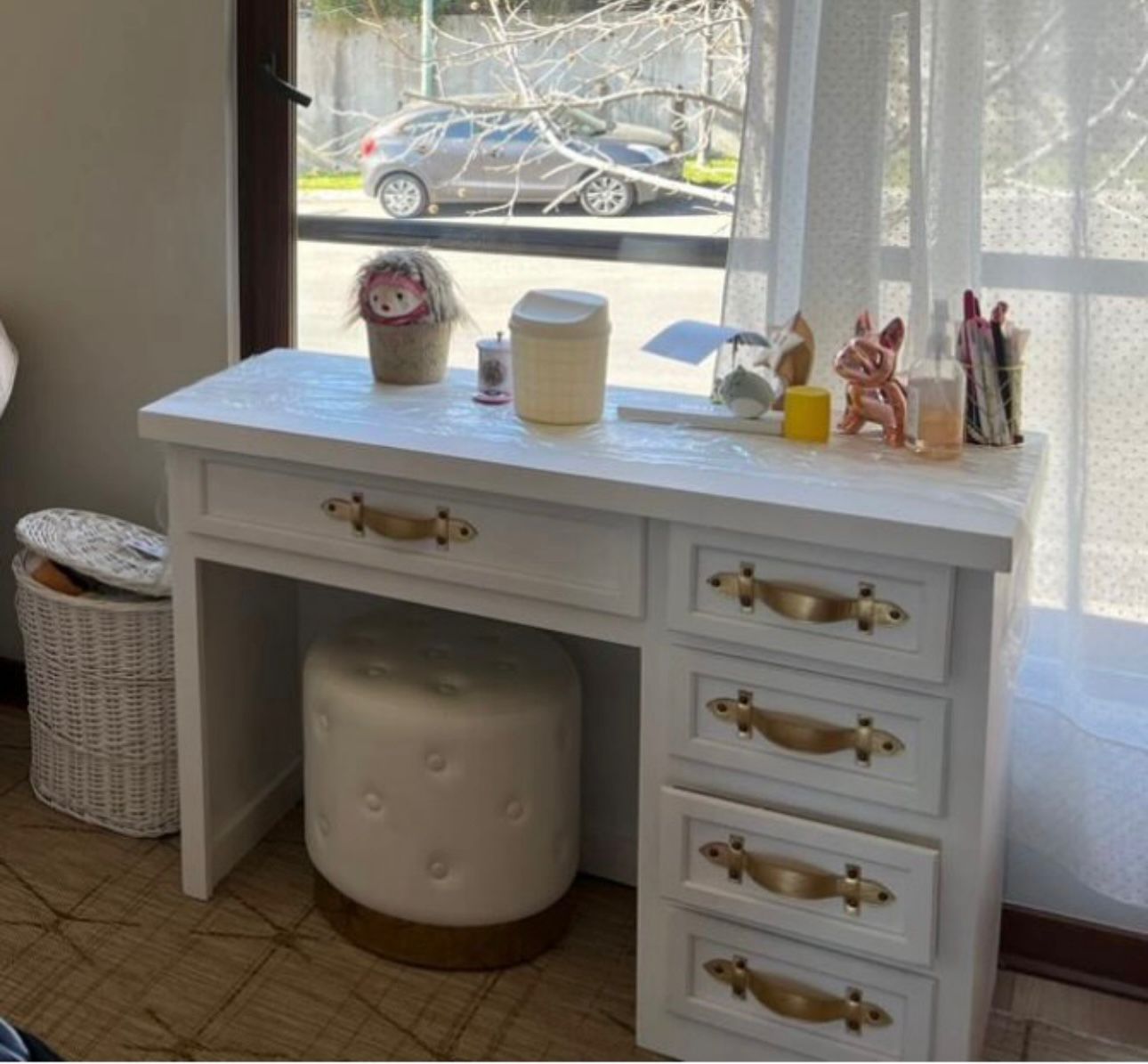 Escritorio con cajonera tiradores dorados - Imagen 2