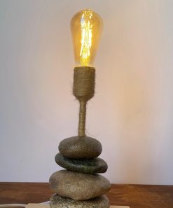 Lámpara de madera y roca