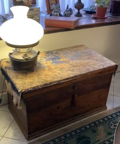 Baúl antiguo con adornos