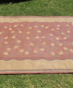 Alfombra flores burdeos