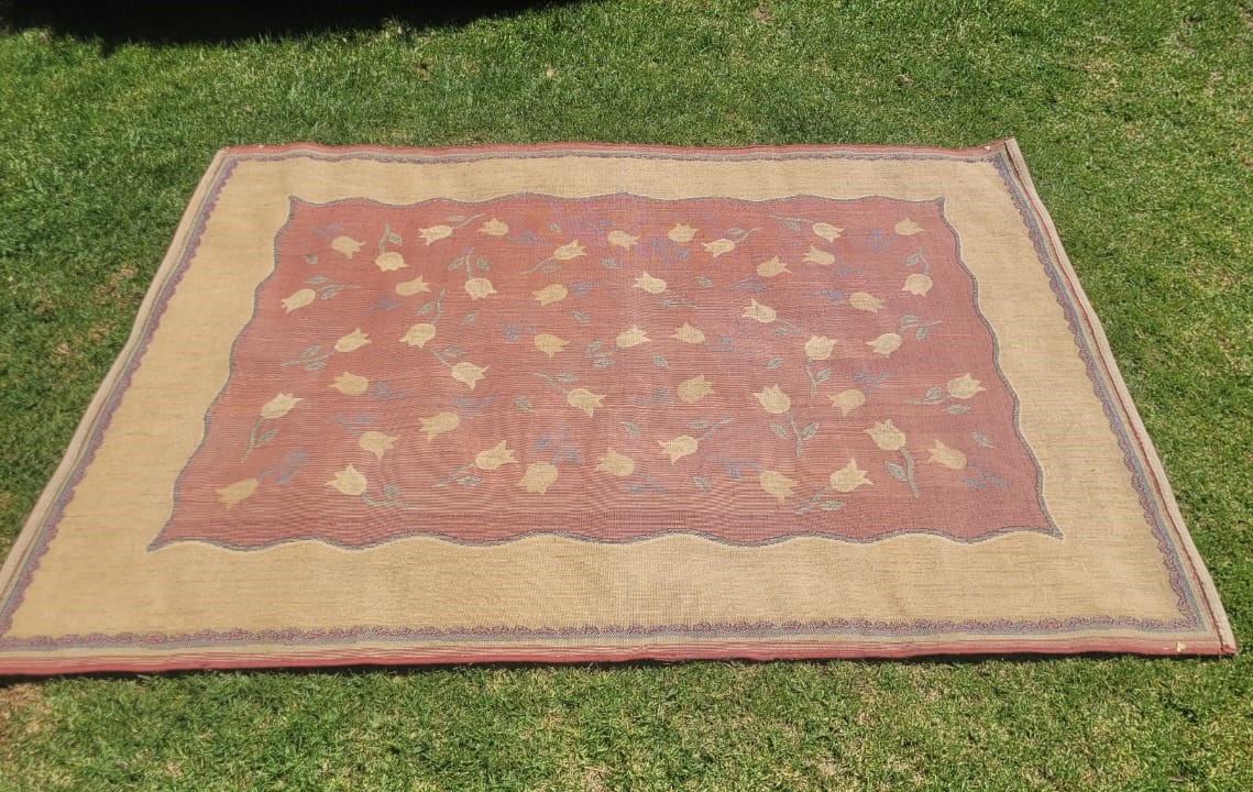 Alfombra flores burdeos