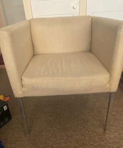 Sillón de metal y lino