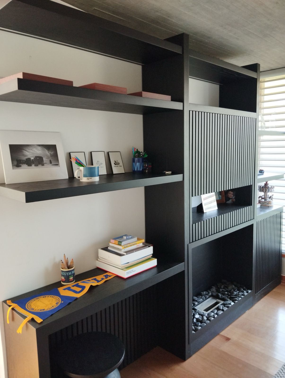 Mueble biblioteca madera negro con chimenea