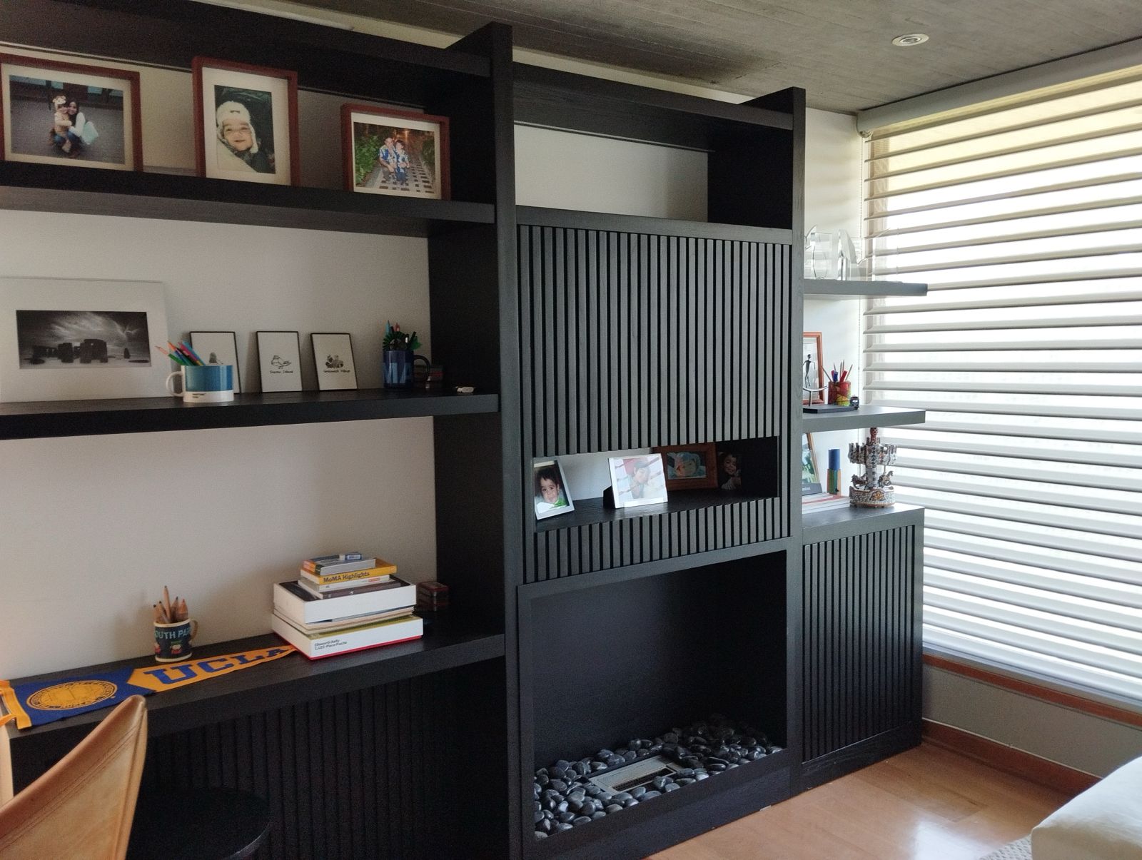 Mueble biblioteca madera negro con chimenea - Imagen 2