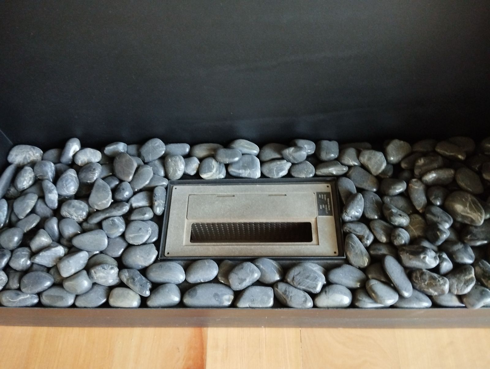 Mueble biblioteca madera negro con chimenea - Imagen 3