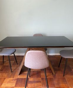 Mesa de comedor negra con vidrio templado