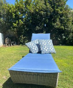 Reposera de rattan para piscina