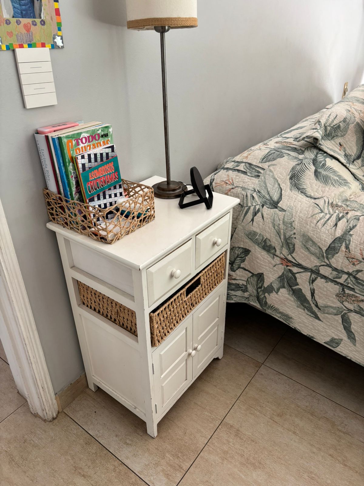 Par veladores costeros con canastos - Imagen 2