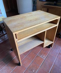 Mesa de computador con bandeja retráctil