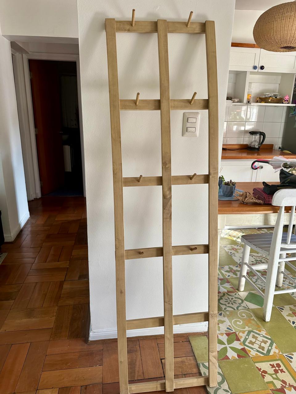 Perchero alto en madera