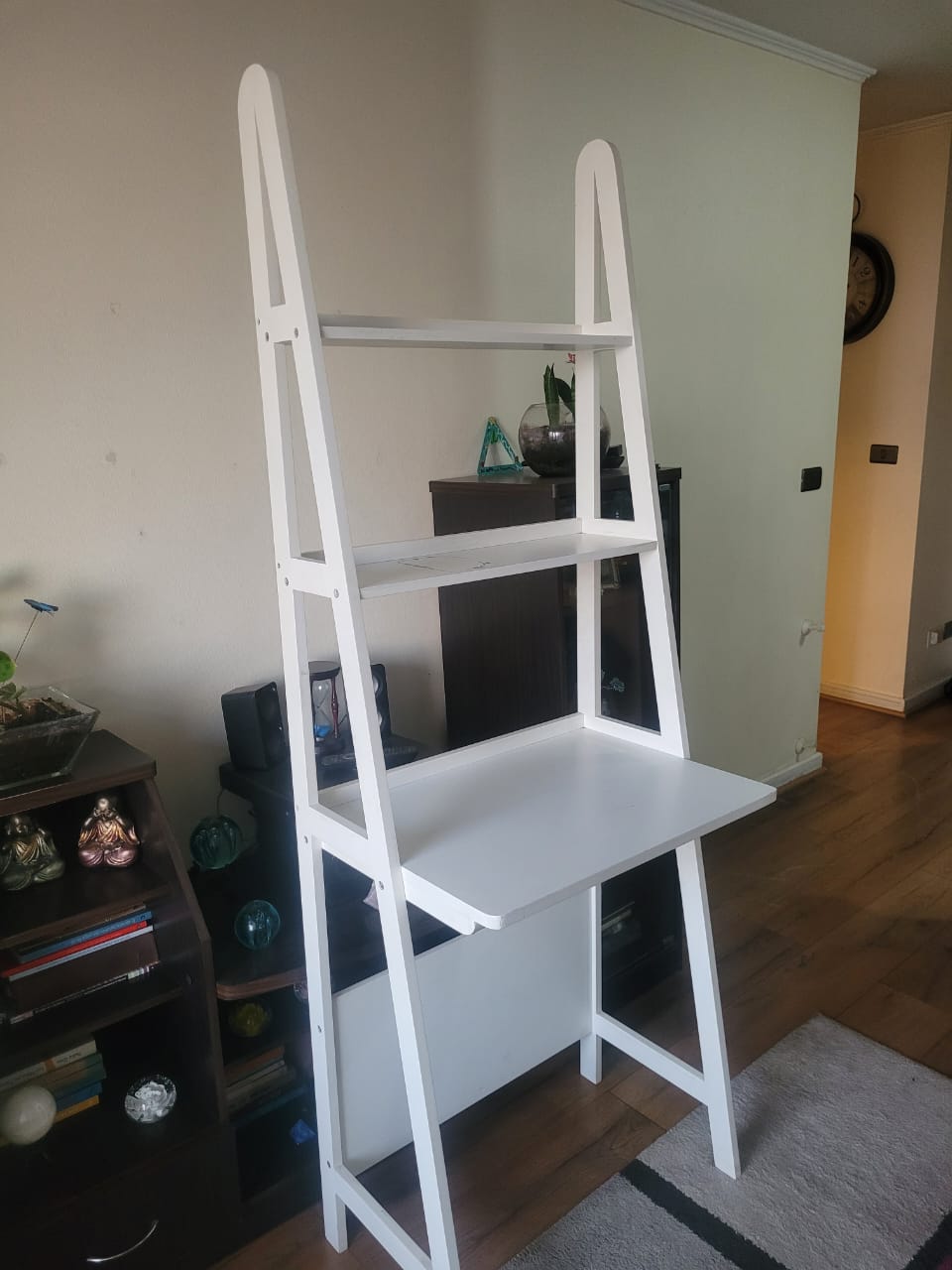 Escritorio con repisa escalera