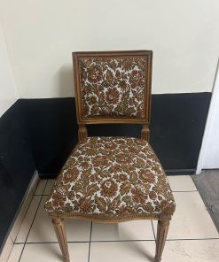 Silla antigua restaurada flores