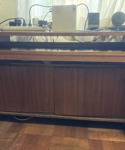 Escritorio de madera con puertas