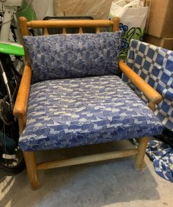 Sitial de madera con cojines