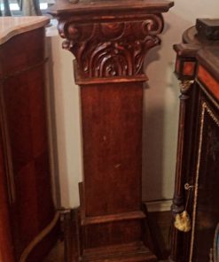 Pedestal francés de roble tallado