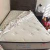 Cama 1.5 plazas Simmons con respaldo y velador Rosen
