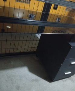 Escritorio negro con cajonera