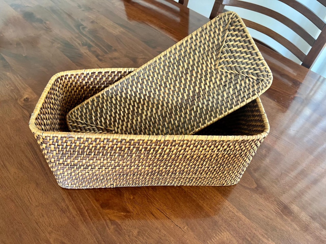 Canasta de mimbre con tapa Crate & Barrel