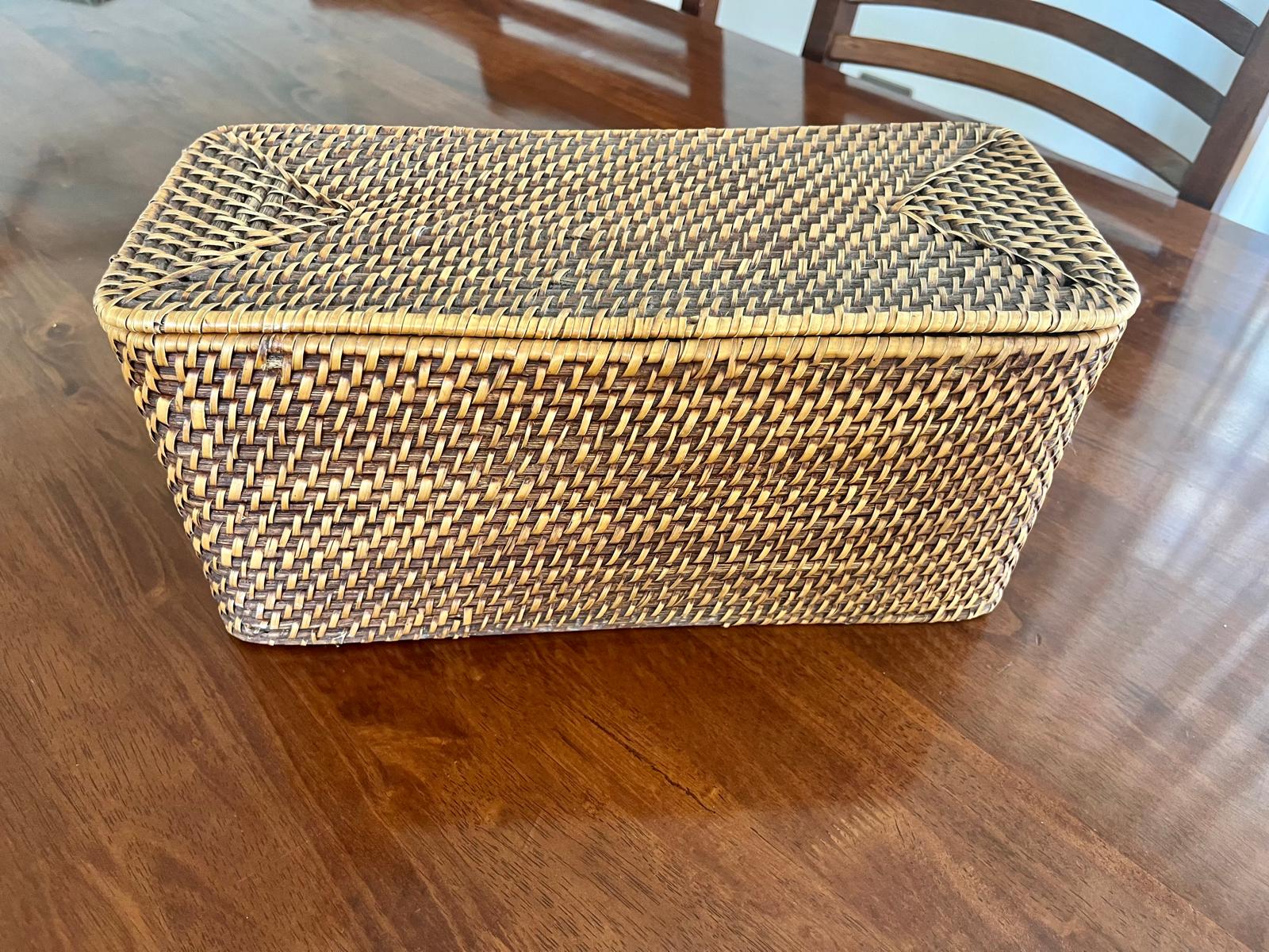 Canasta de mimbre con tapa Crate & Barrel - Imagen 2