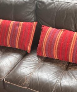 Par de cojines tonos rojizos