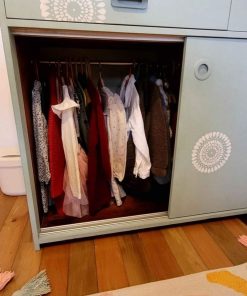 Cómoda madera celeste