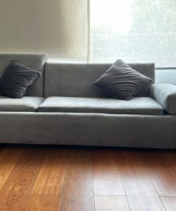 Sofá 3 cuerpos felpa gris asimétrico