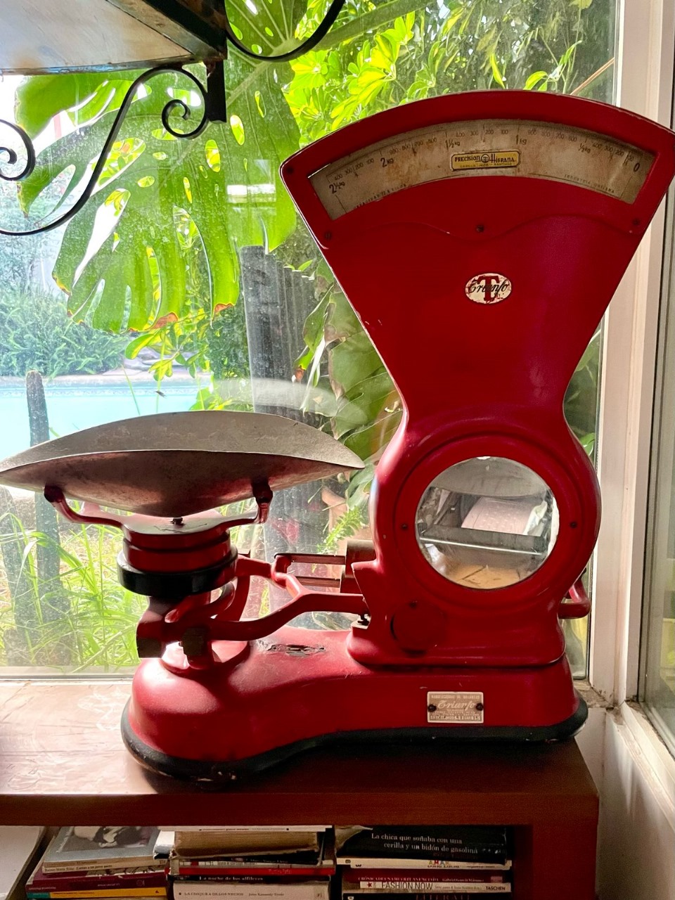 Pesa antigua decorativa roja