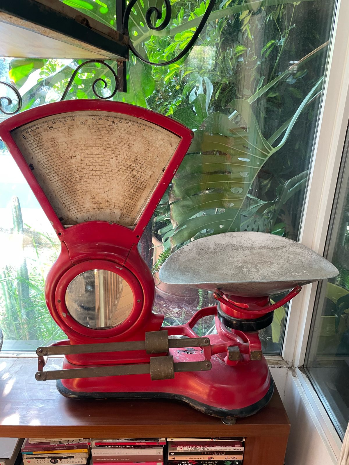 Pesa antigua decorativa roja - Imagen 2