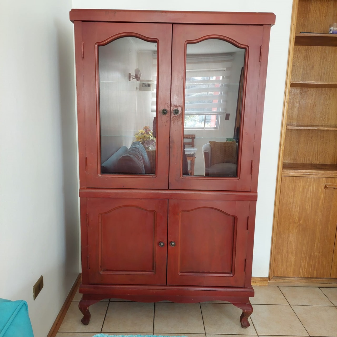 Mueble vitrina de madera maciza y vidrio