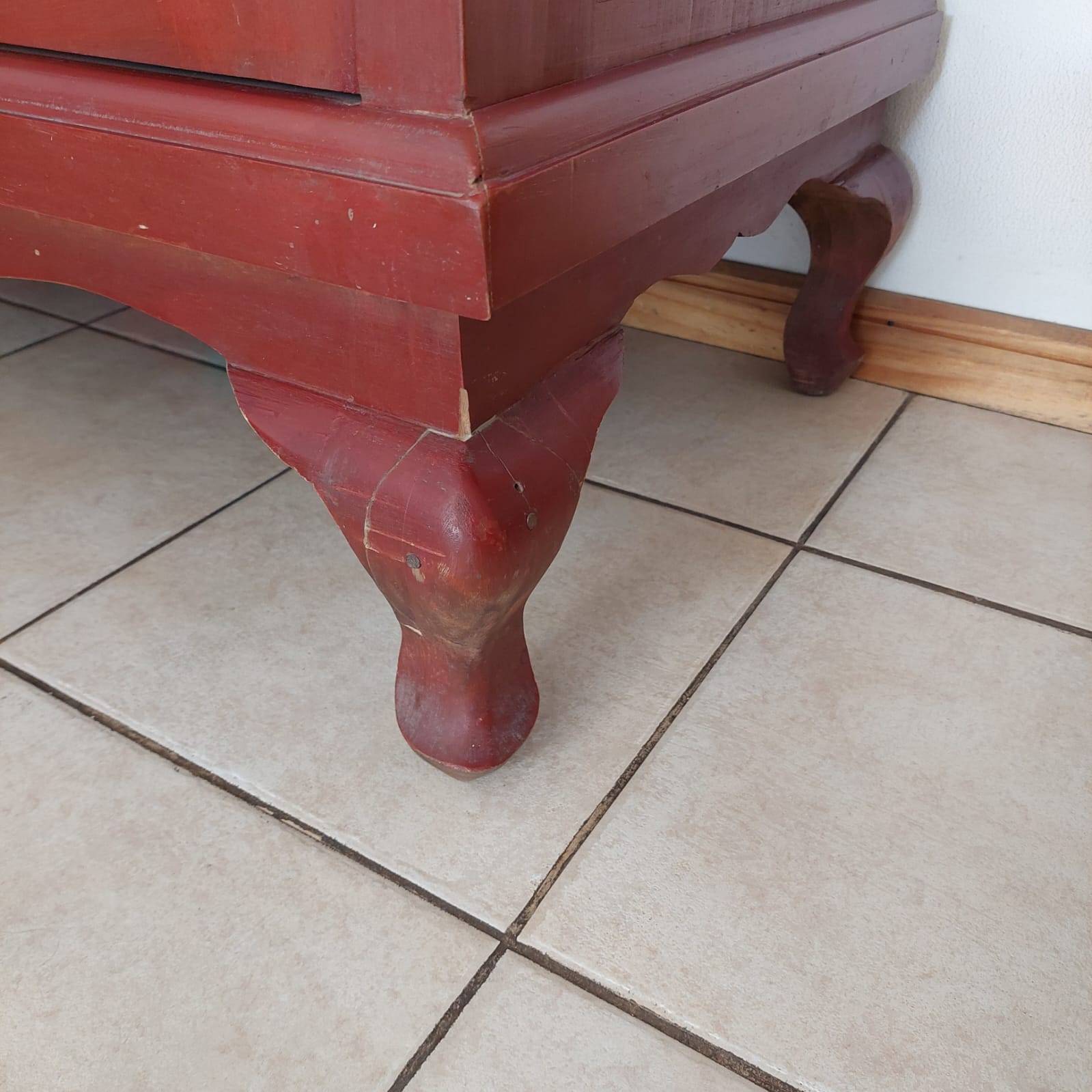 Mueble vitrina de madera maciza y vidrio - Imagen 3