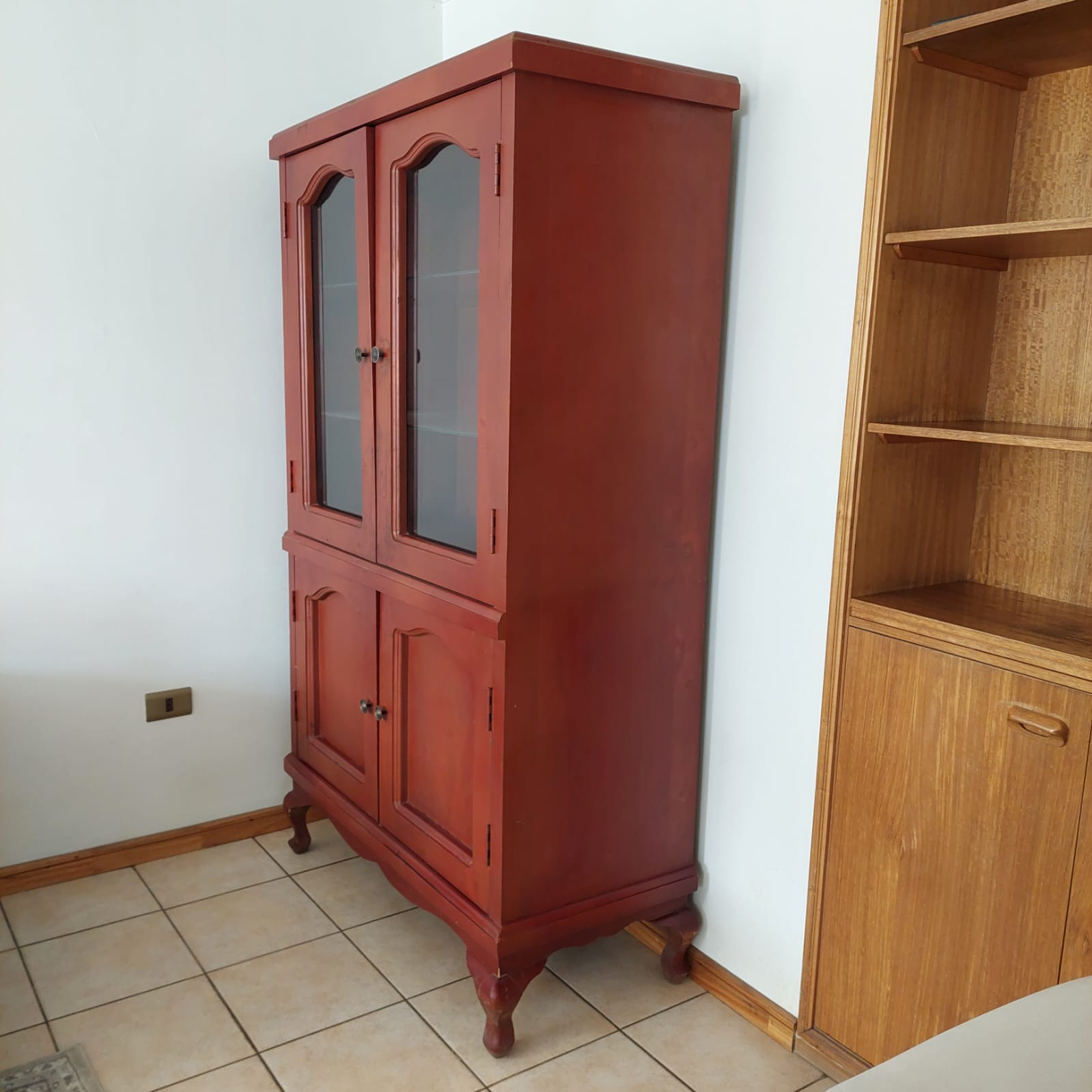 Mueble vitrina de madera maciza y vidrio - Imagen 2