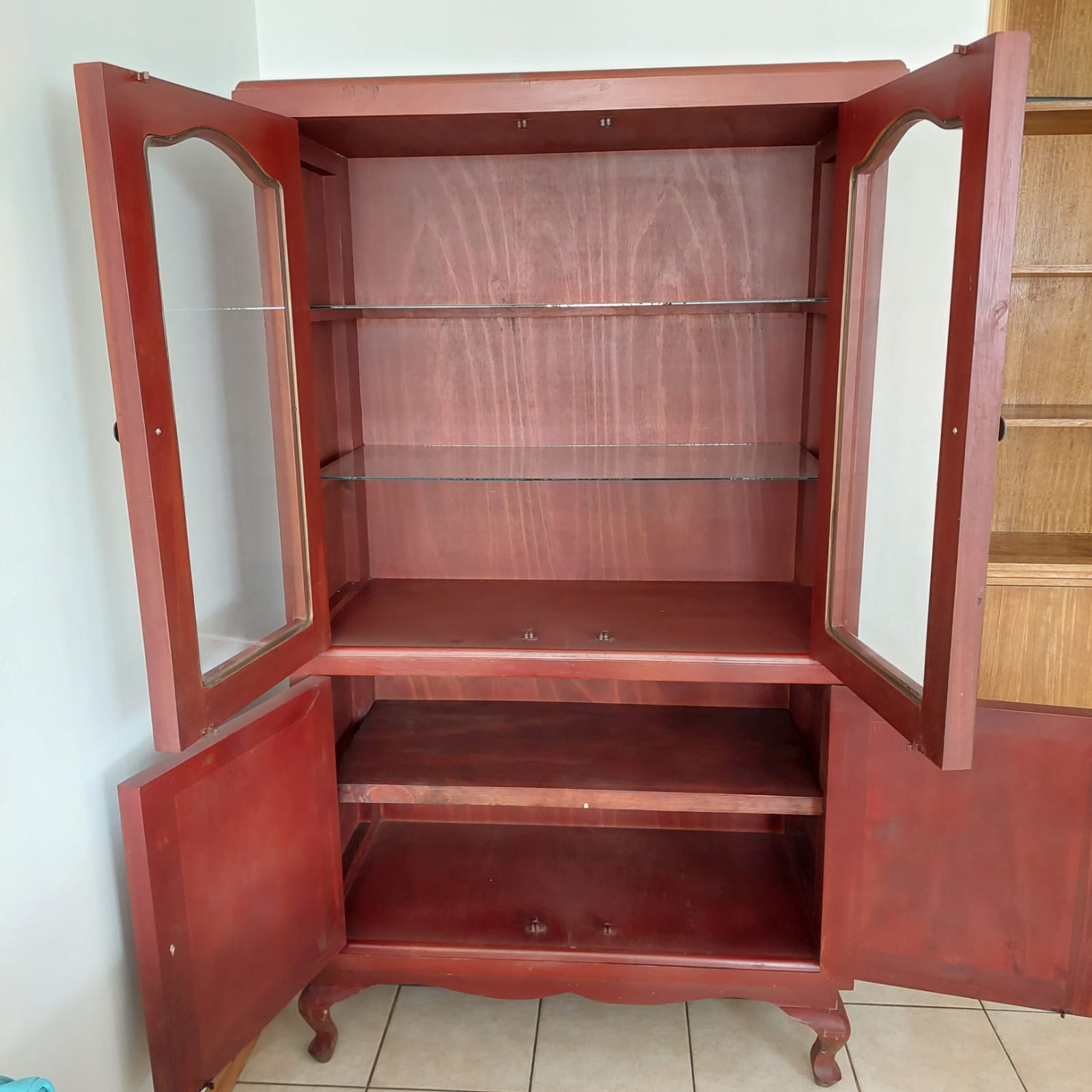 Mueble vitrina de madera maciza y vidrio - Imagen 4