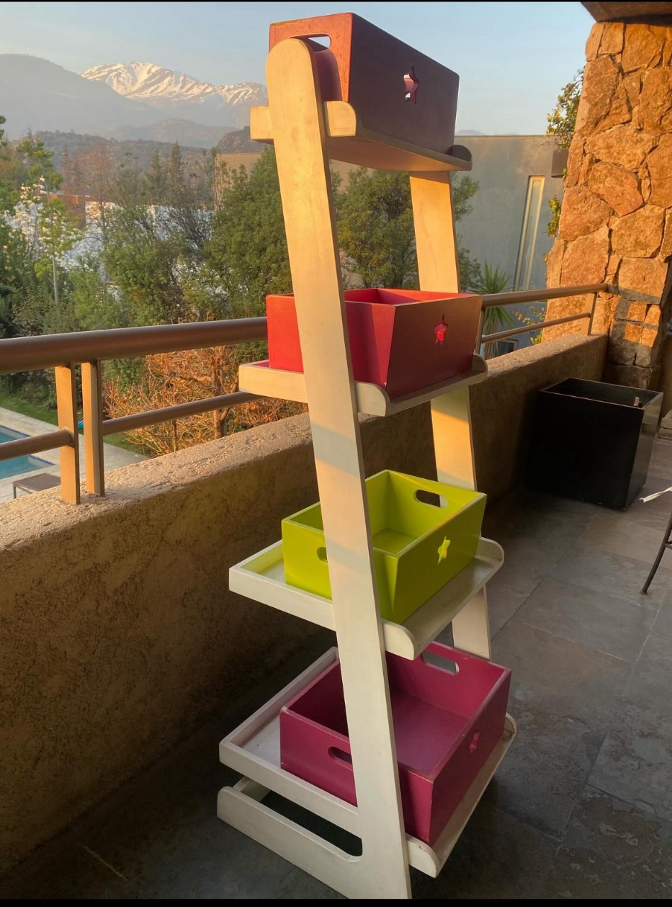 Repisa escalera con bandejas