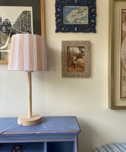 Lámpara de mesa madera y pantalla a rayas 