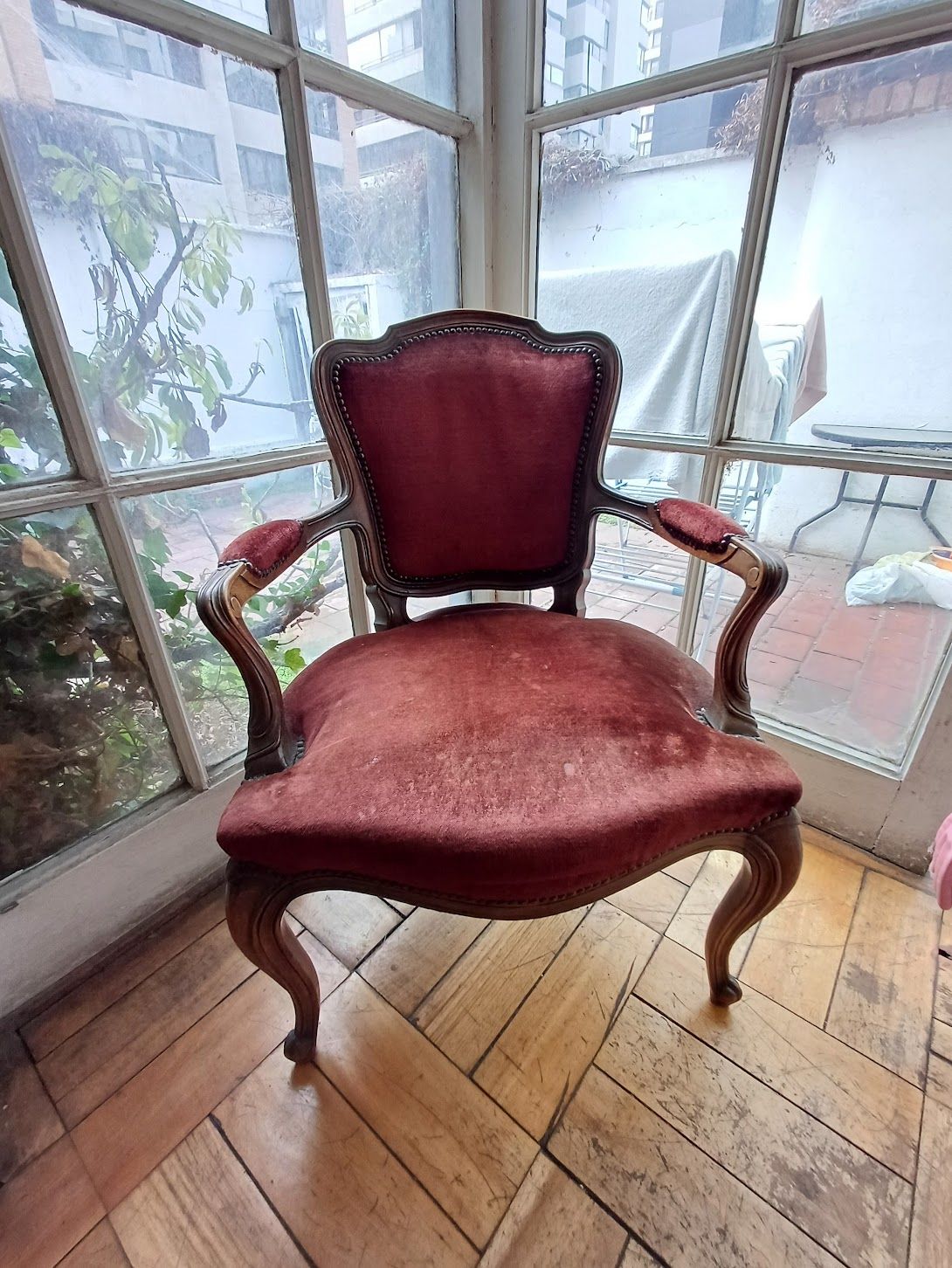 Sitial antiguo de madera