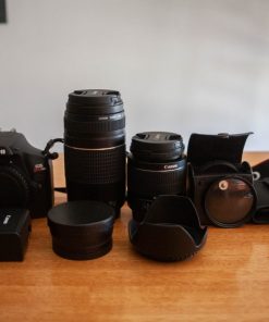 Cámara fotográfica Canon T100 con lentes y accesorios