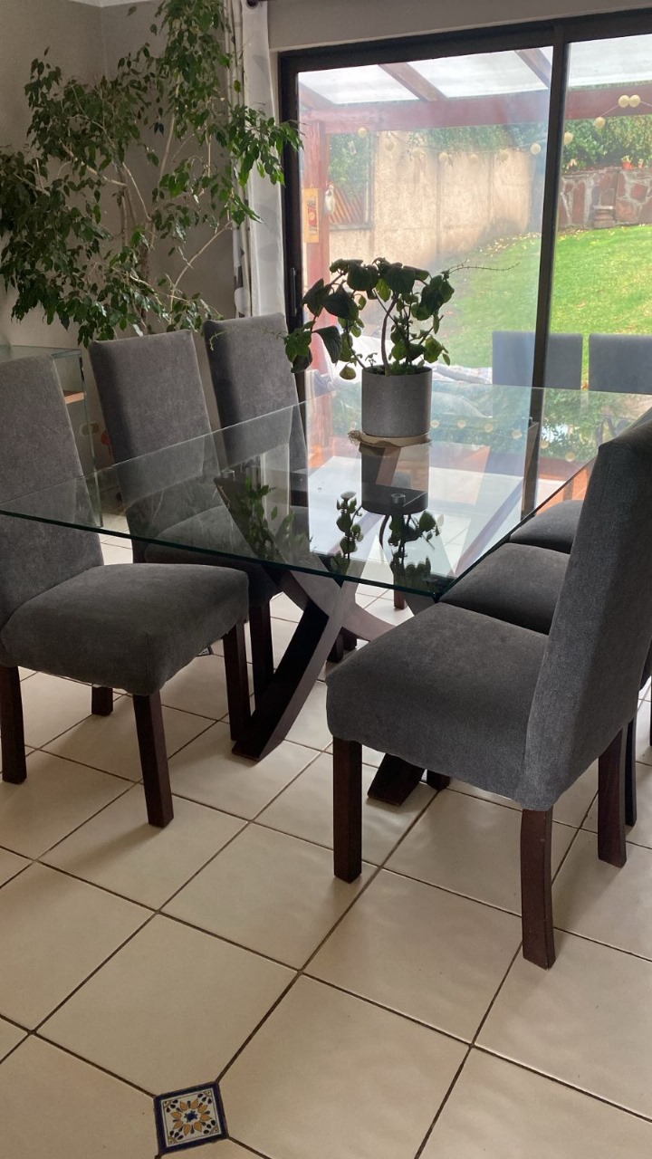 Juego comedor vidrio y 8 silla gris