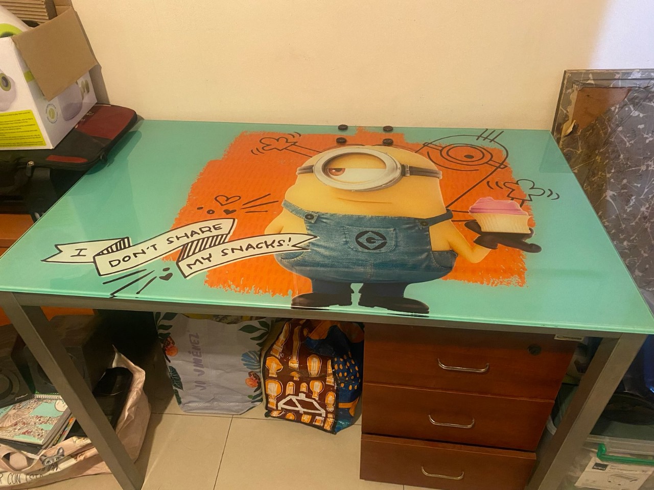 Escritorio vidrio templado Minions