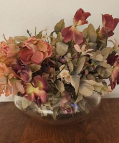 Florero de vidrio con arreglo