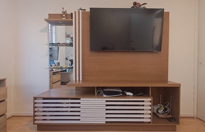 Mueble Rack TV con panel y repisa lateral