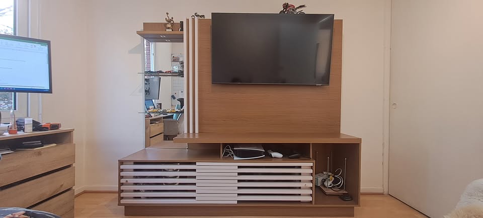 Mueble Rack TV con panel y repisa lateral - Imagen 2