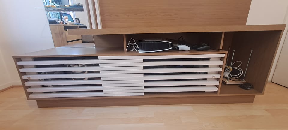 Mueble Rack TV con panel y repisa lateral - Imagen 6