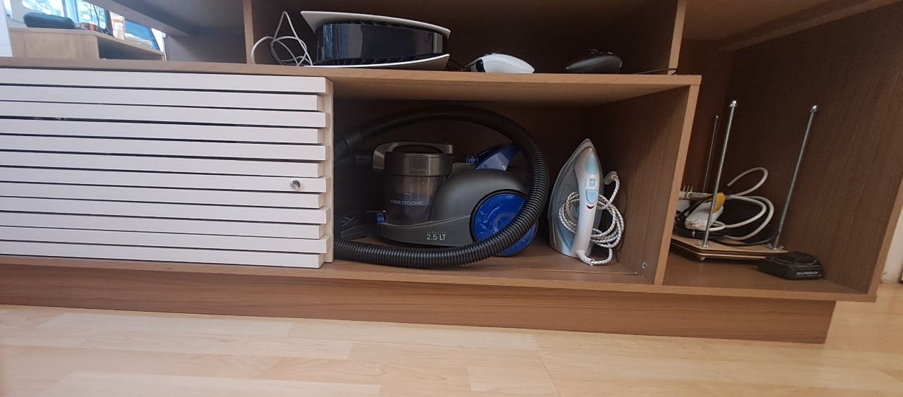 Mueble Rack TV con panel y repisa lateral - Imagen 9