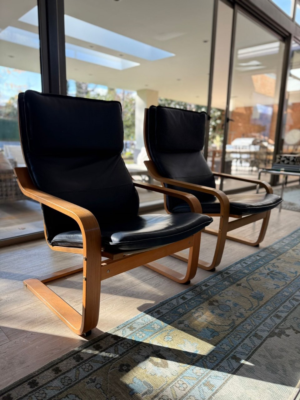 Sitiales de cuero y madera