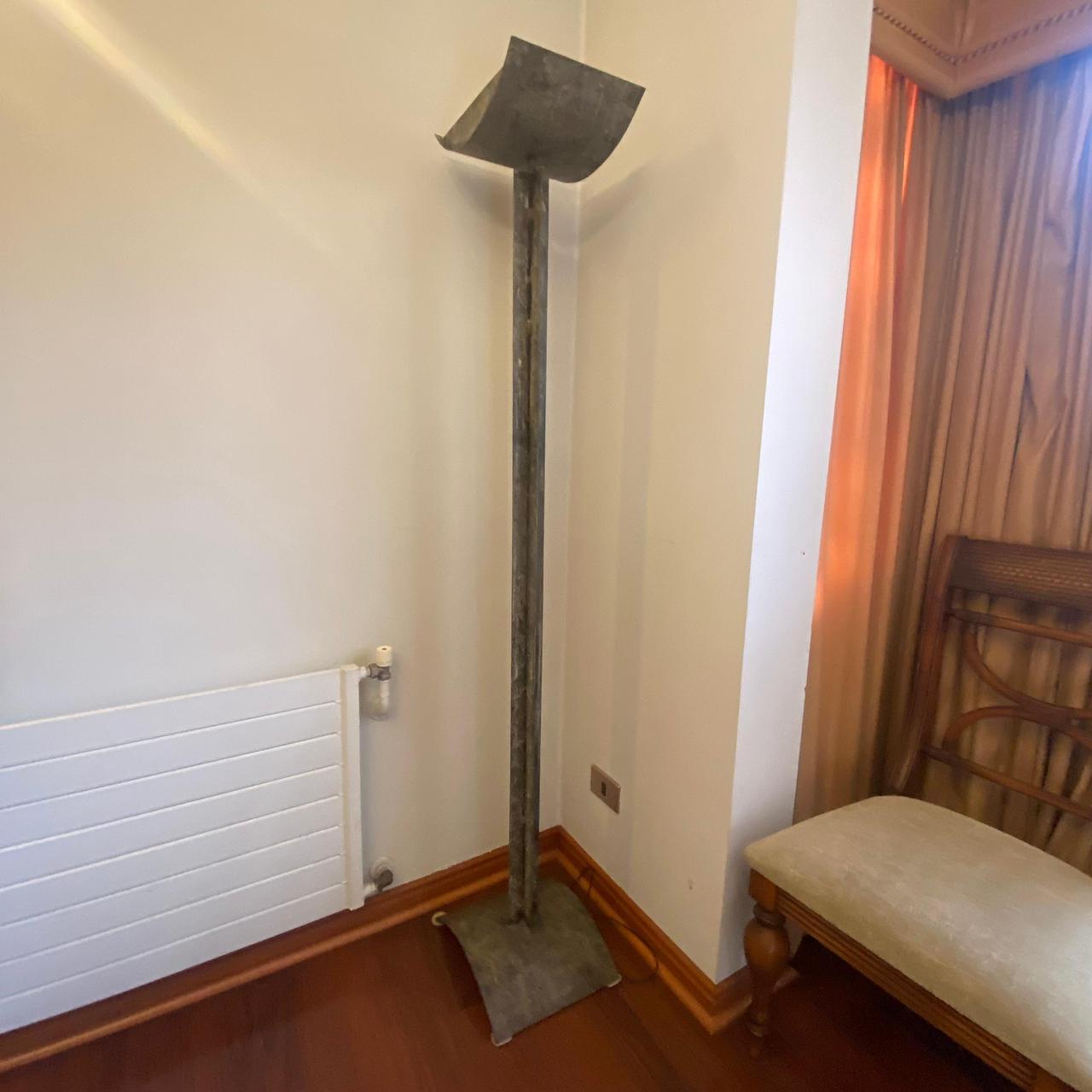 Lámpara de pie de fierro forjado