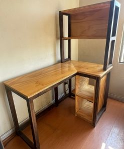 Escritorio con repisa de madera