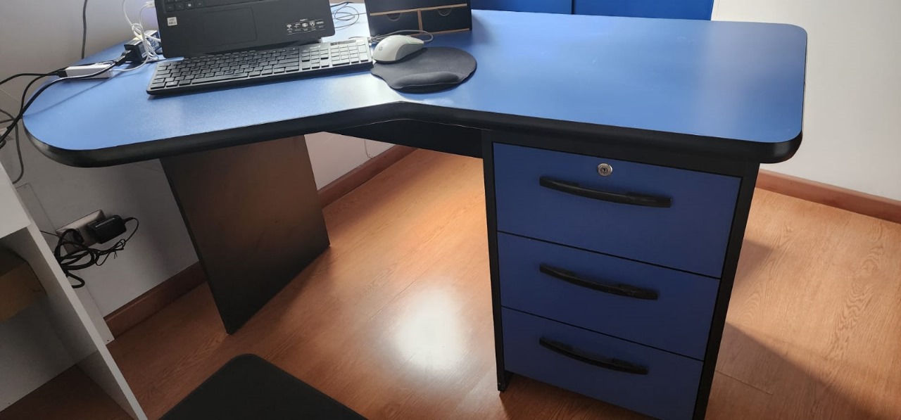 Escritorio L azul y negro
