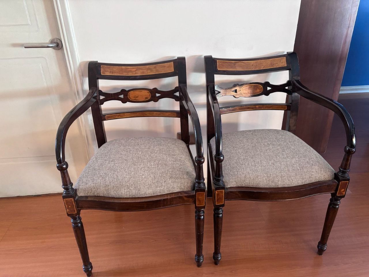 Sitiales madera y tela gris